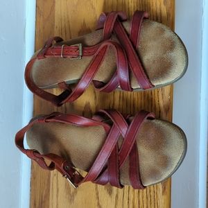 Bass flat brown maroon strappy leather sandals size 7.5